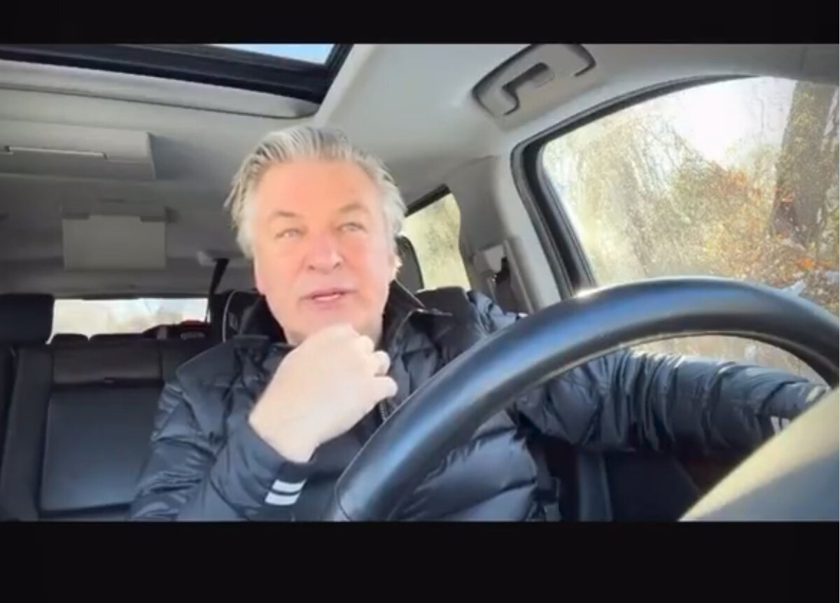 Алек записал  видео, а шериф все ищет его гаджеты… скриншот видео с Инстаграм Болдуинов