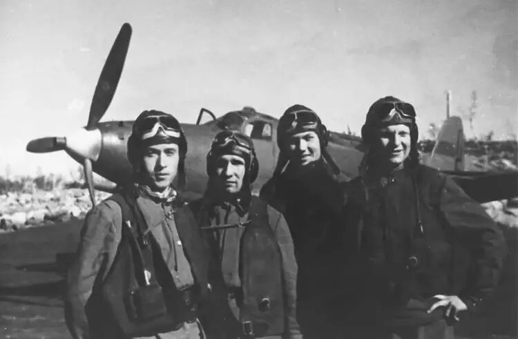 Самые результативные летчики 1-й эскадрильи 255-го ИАП (слева направо): Михаил Харламов, Сергей Попов, Владимир Бурматов и Петр Рассадкин. Аэродром Ваенга-Первая, июнь 1943 года.