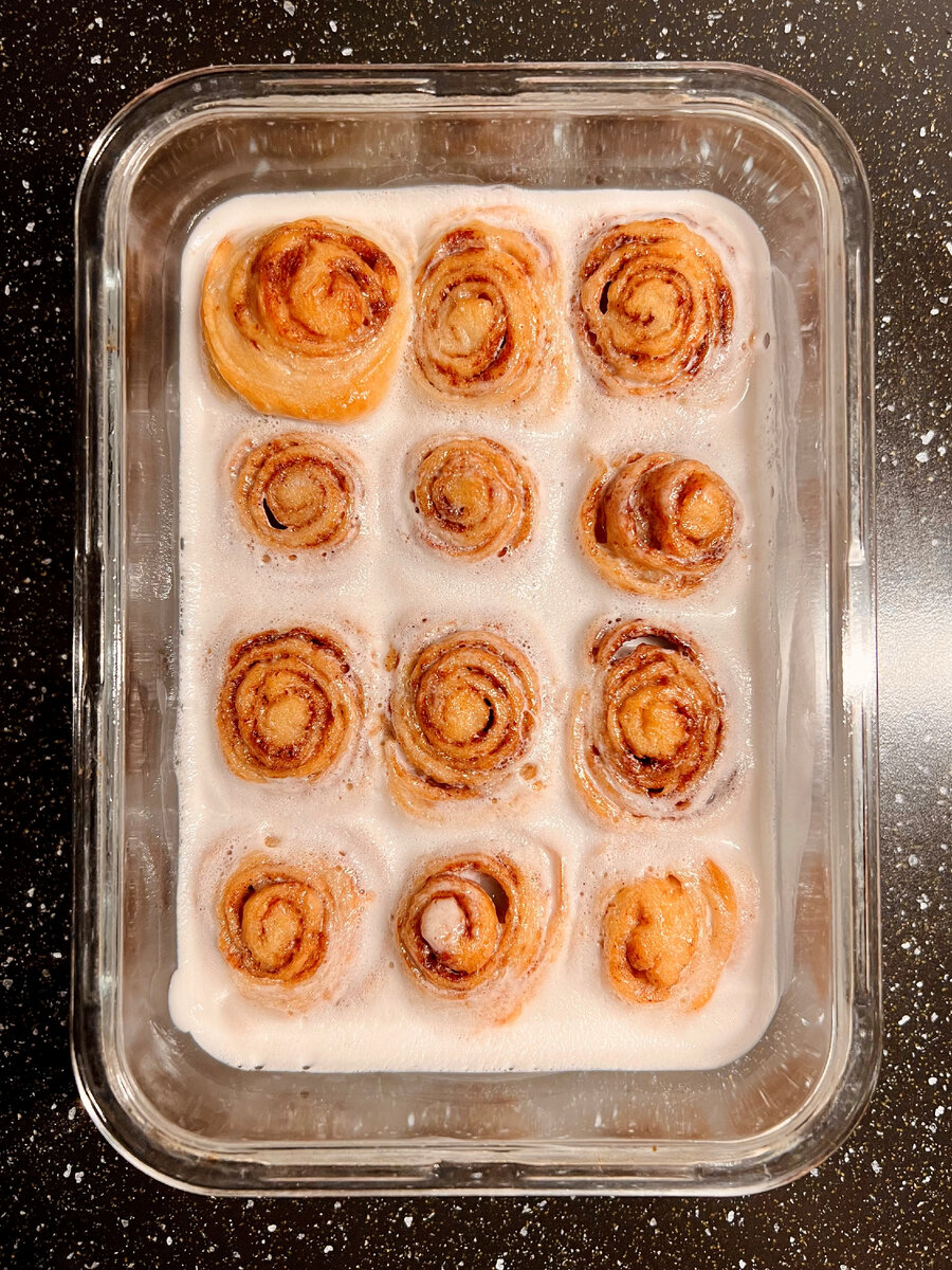 Булочки с корицей в кокосовой глазури. После пропитки глазурью очень нежные