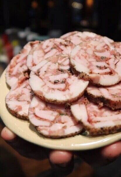 Рулет из сала. Источник: Скриншот рецепта dobrovolskiy_hchef в Instagram