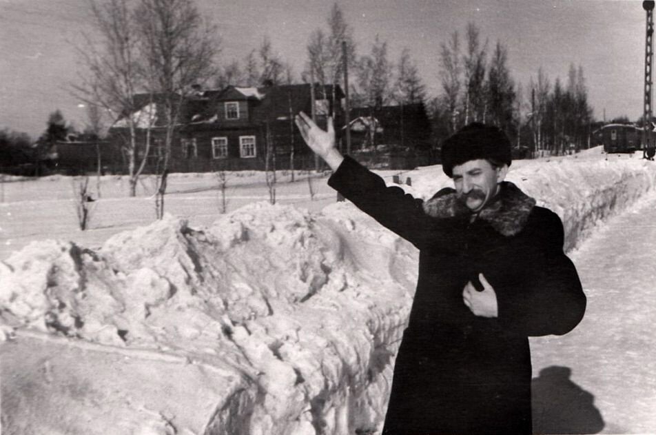 Деятели. Фотоархив С.Рейсера. Ю.Лотман на зимней дороге.