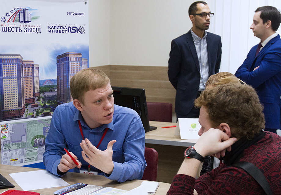 Эксперты подчёркивают, что покупать недвижимость сейчас стоит только в случае, если у вас есть полная сумма для совершения сделки. Фото: Кирилл Кухмарь/ТАСС