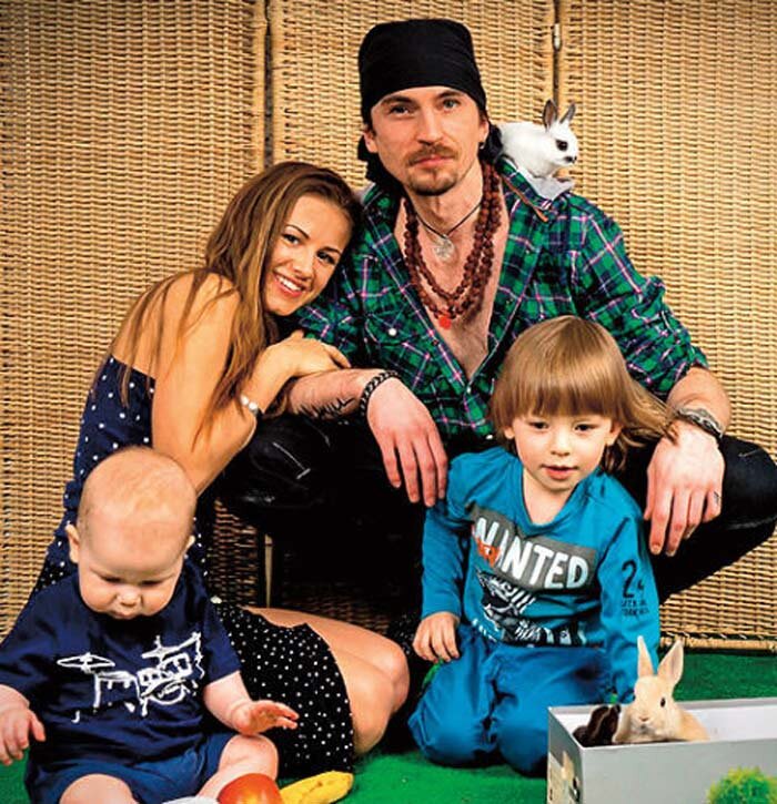 Часто бывает так, что дети звезд остаются в тени своих известных родителей. Особенно, если те уходят из жизни на пике славы.-4