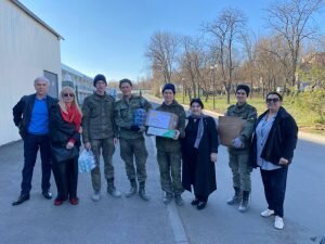 7 апреля, в продолжении акции, с подарками для военнослужащих от женсоветов районов и городов, матерей, детских организаций республики, Председатель Союза женщин Дагестана Мамутаева Интизар Асадуллаевна, член Президиума Союза женщин Дагестана, начальник отдела Министерства по национальной политике и делам религий РД Валиева Хасайбат Валиевна, член Интербригады Дагестана, член Союза женщин Дагестана, Народная артистка Дагестана Ильясова Зульфия Караниевна посетили Военный госпиталь в г. Ростов-на-Дону.
Женщины тепло пообщались с ребятами и передали в палатах гостиницы от матерей и детей Дагестана. Очень радушно встретили делегацию женщин Дагестана руководство госпиталя, в лице начальника и его заместителя, врачи и медперсонал, которые передали слова благодарности всем, кто оказал поддержку нашим ребятам.