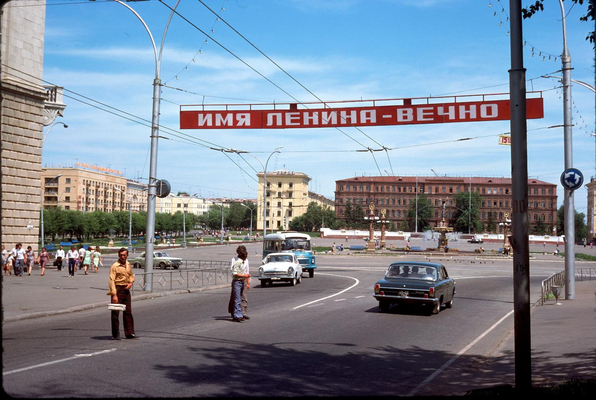 Город советских мал. Площадь Ленина Хабаровск СССР. СССР Жака Дюпакье. Площадь Ленина 80е Хабаровск. СССР В цветных фотографиях Жака Дюпакье 1975.