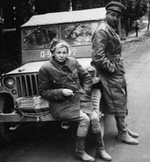Валентина Серова и Константин Симонов, 1944. В.Серова стала прототипом Нади Козыревой в романе. Именно ей посвящено стихотворение "Жди меня"