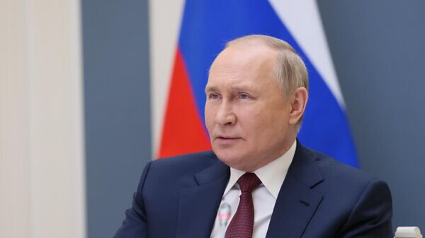    Президент России Владимир Путин участвует в режиме видеоконференции в пленарной сессии первого Евразийского экономического форума, который проходит в Бишкеке© POOL