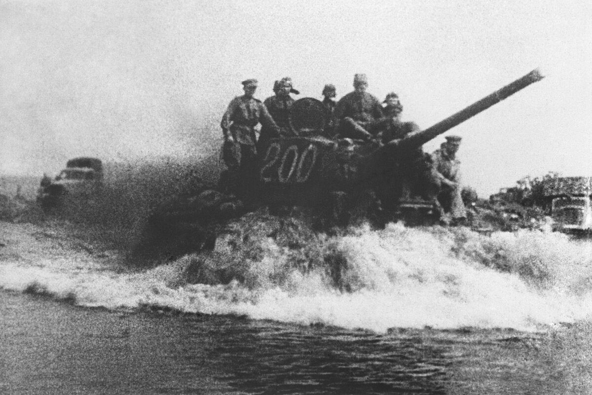 Советский танк Т-34-85 форсирует реку в ходе операции «Багратион»
Источник - https://waralbum.ru/372769/