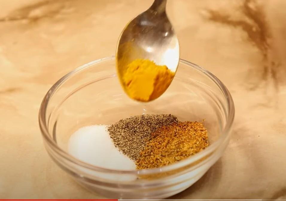 Картофель по-деревенски. Прямо в горячий картофель добавляем соль, сушеный чеснок, паприку, соус табаско, травы и масло. 