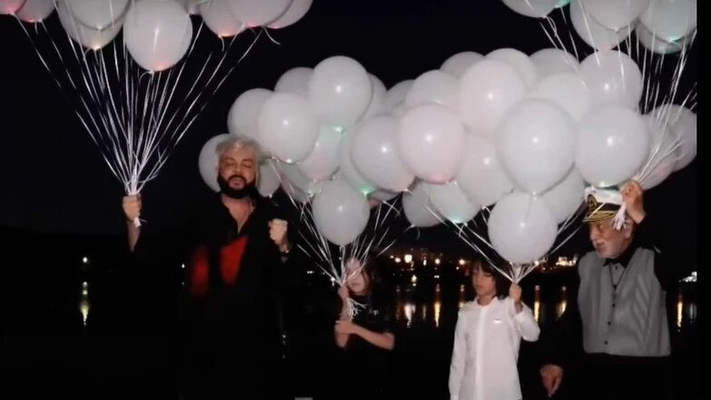 Звездная семья начала празднование ночью только вчетвером. Фото: скриншот с видео