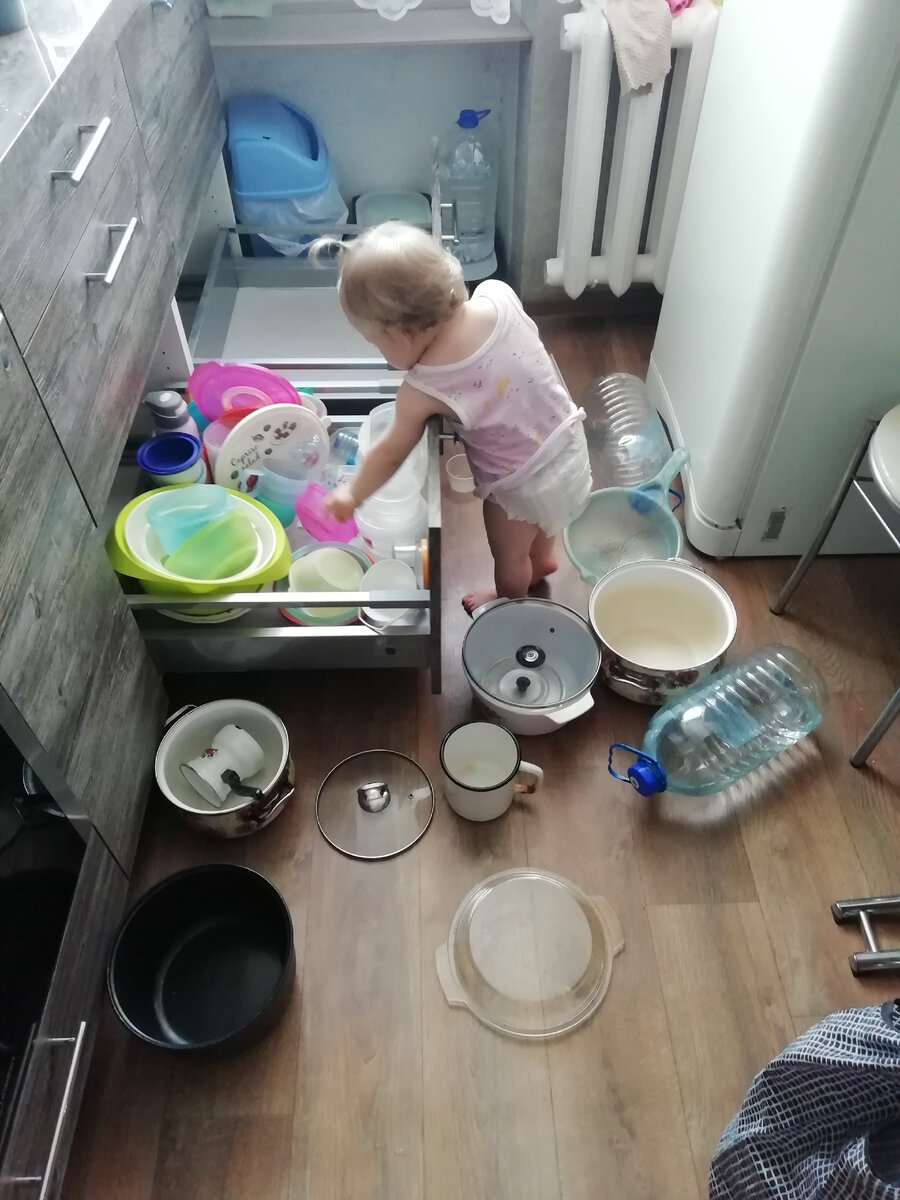 Пока мама моет посуду... 