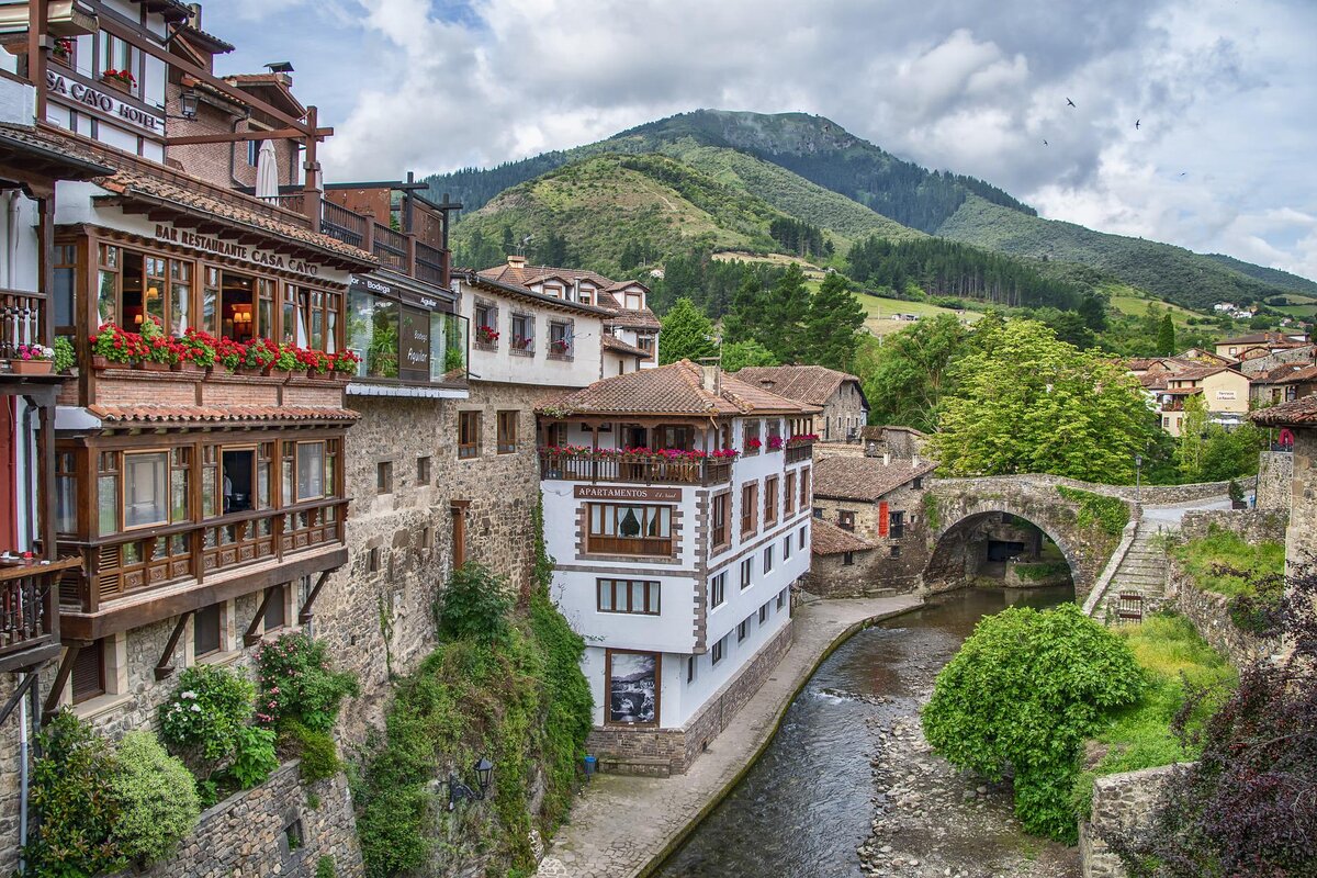 Cuál es el pueblo más alto de asturias