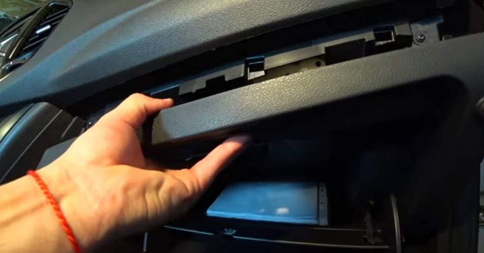 Показываю, как заменить салонный фильтр на Ладе Весте. Рассказываю ...