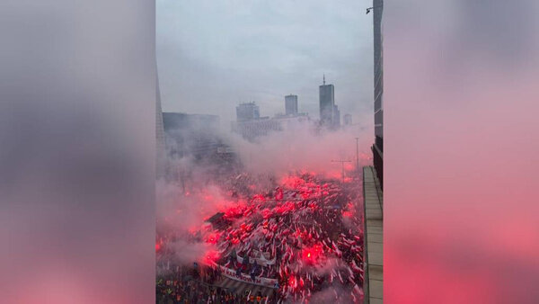 Многотысячный марш в честь Дня независимости Польши. Обложка © Twitter / Dominik Serwacki