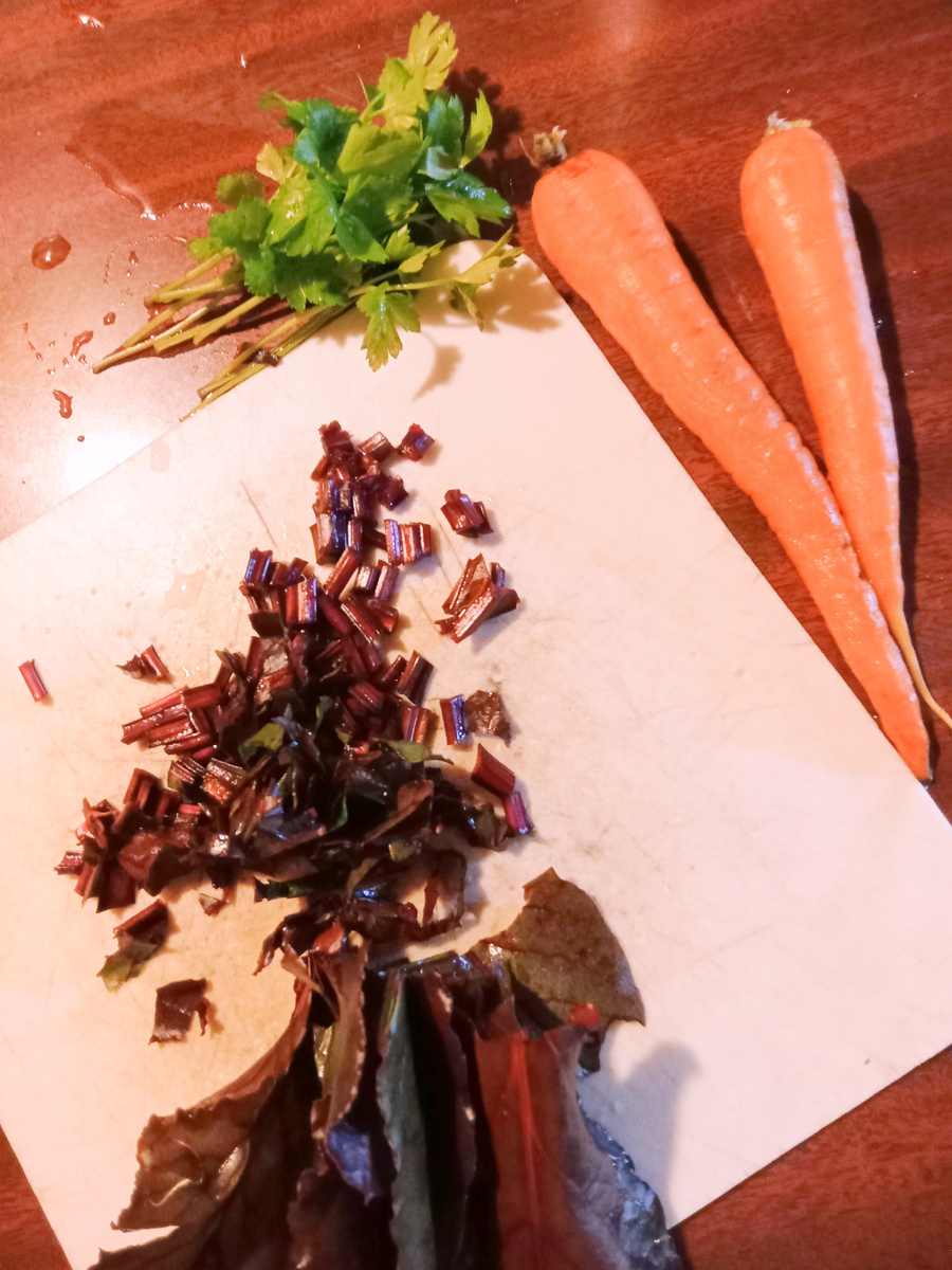 Режу свекольную ботву. Мелкую рассаду свёклы весной высаживаю пучком. Вот из неё по-осени  и варю ботвинью