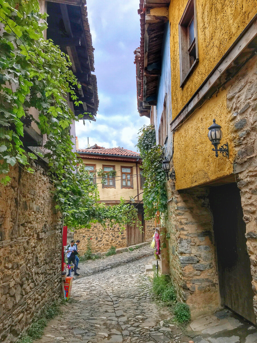 Конечно, в каком-нибудь 14 веке таких фонарей на стенах дома не было. Но, наверно, можно представить, что были факелы?)