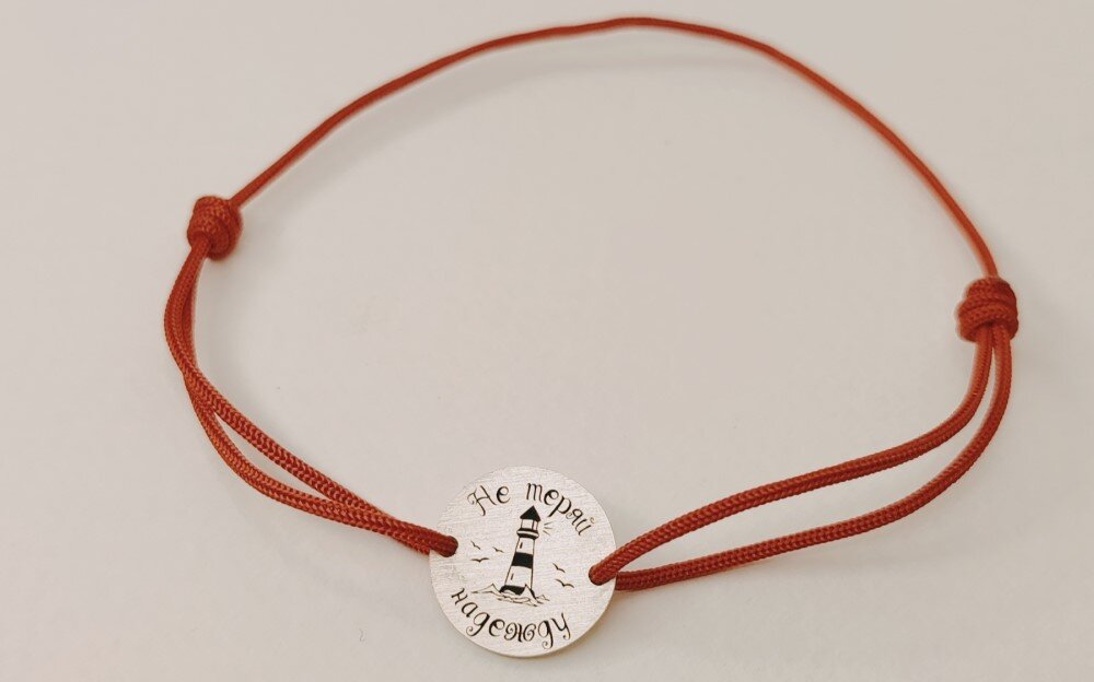 Ребята из ювелирной мастерской Spring Spirit jewelry делают красную нить с серебряными монетками.  
