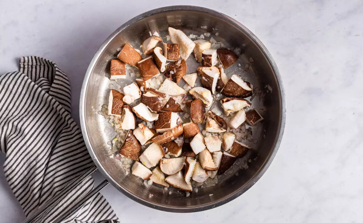Классический итальянский рецепт сливочного ризотто с ароматными грибами. Сытное блюдо, достойное быть полноценным ужином! В основе любого ризотто лежит, приготовленный особым образом, рис.-2