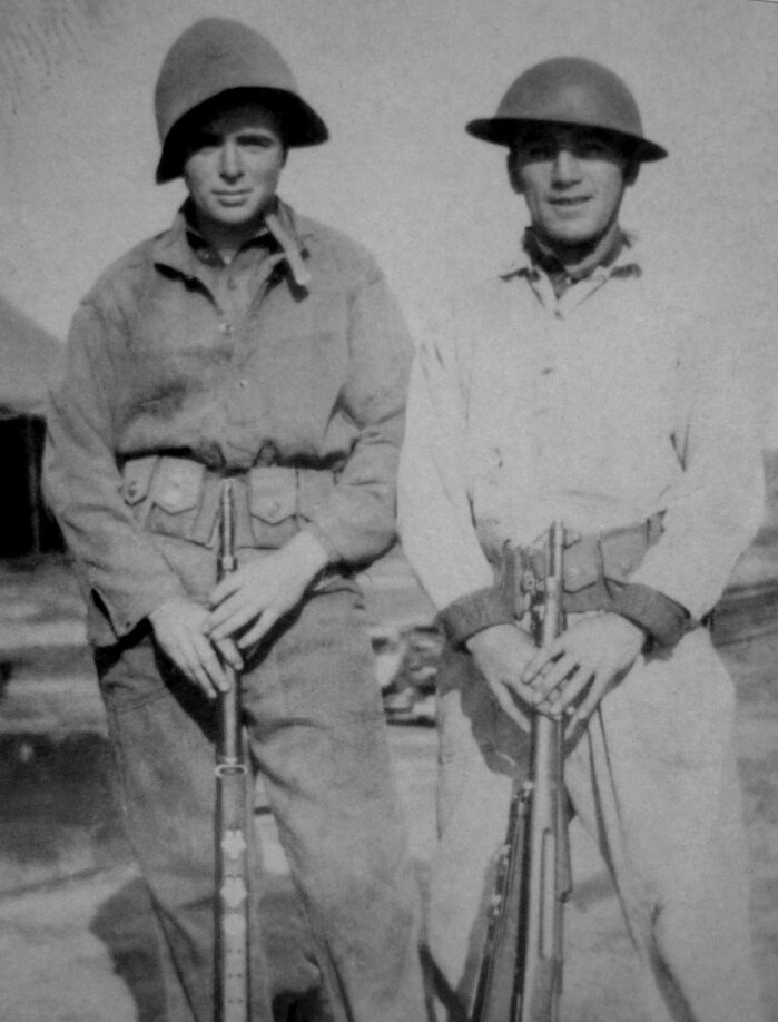 Солдат (слева) в экспериментальном шлеме №2. Солдат с права - в шлеме Броди.