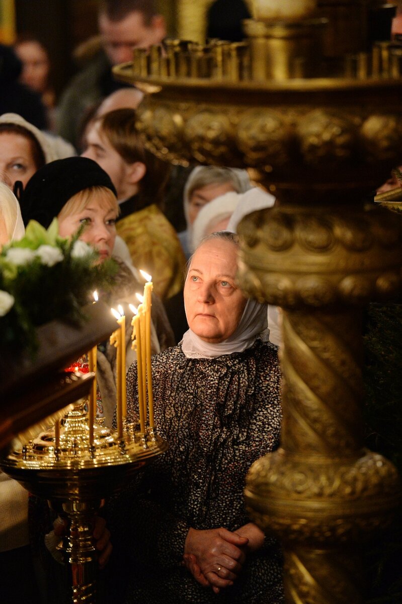 Наедине с Богом… Фото Олега Варова.  Источник: https://foto.patriarchia.ru/news/patriarshee-sluzhenie-v-prazdnik-sobora-presvyatoy-bogoroditsy-v-uspenskom-sobore-moskovskogo-kremlya-khirotoniya-arkhimandrita-marka-davletova-vo-episkopa-vorkutinskogo/