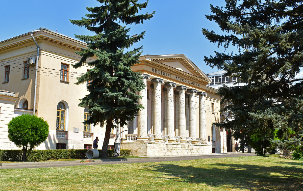 Один из примеров административных зданий Пятигорска - институт курортологии