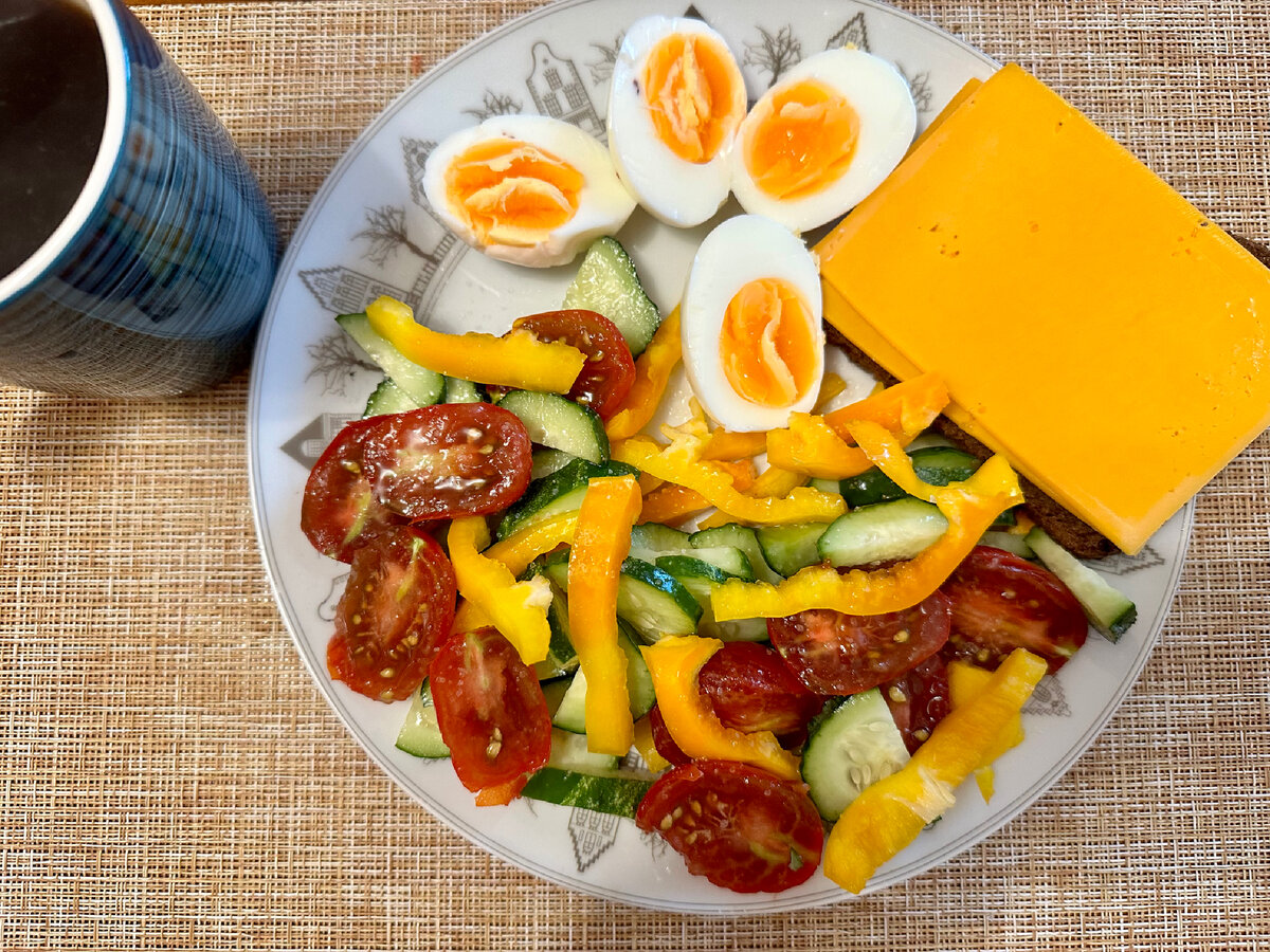 Бутерброд с сыром, яйца и овощи без масла