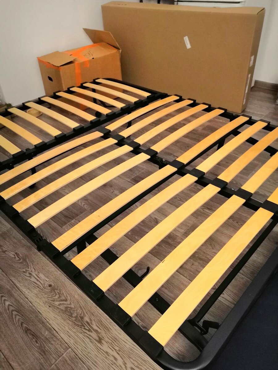 Это  я снимала свой процесс борки дивана. Намучилась с ним изрядно, но собрала. Комод и шкаф под книги тоже сама собирала. А гардеробную уже сборщик их Икеа. 