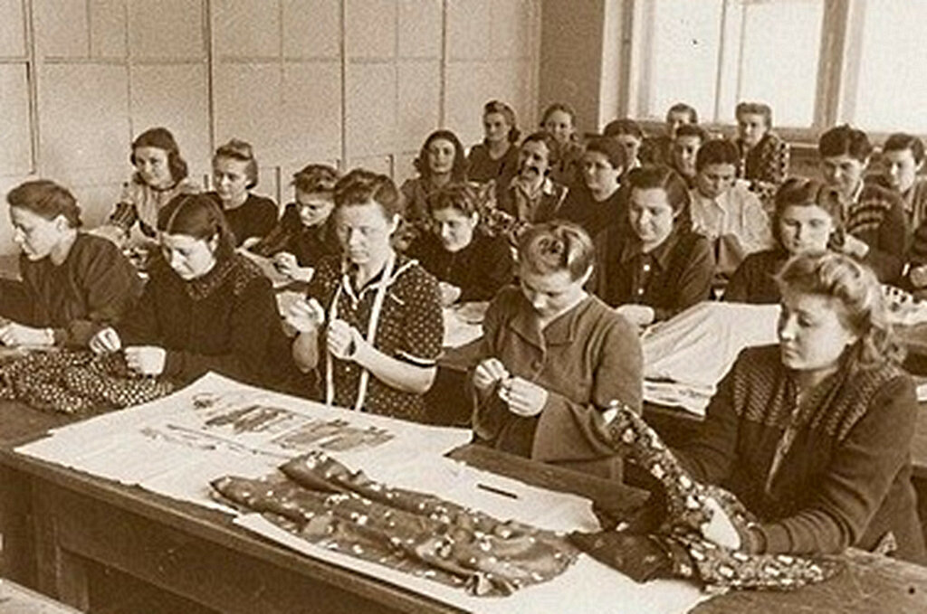 Занятия на курсах кройки и шитья. 50-е годы. Фото взято с сайта nyafoto.ru