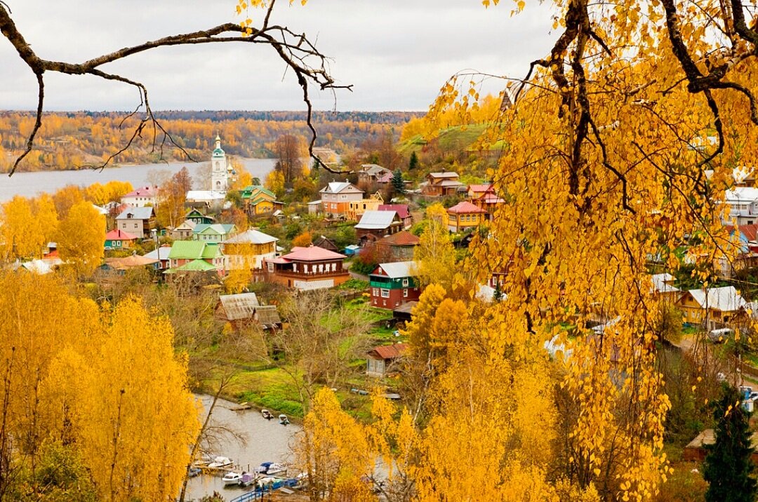 Куда съездить осенью. Осенний Плес золотой Плес. Золотая осень в Переславле Залесском. Осенний Плес Кострома. Плес Кострома осень.