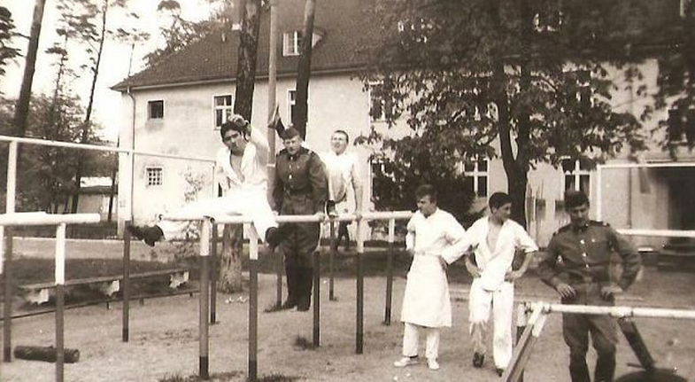 где-то в Германии напротив солдатской столовой..