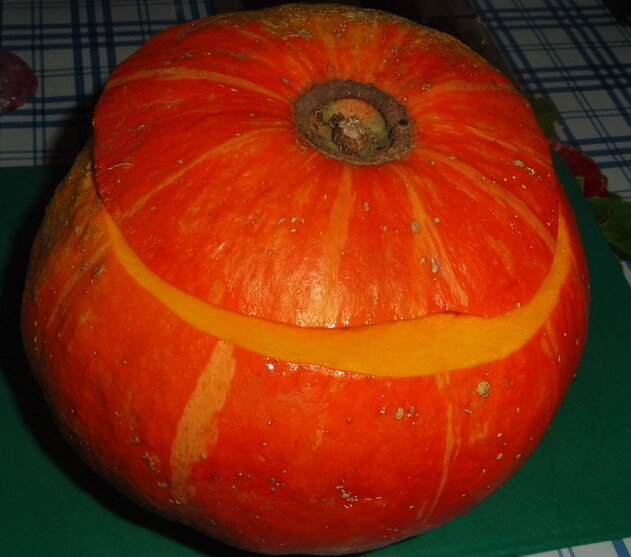    Срезаем у тыквы верх