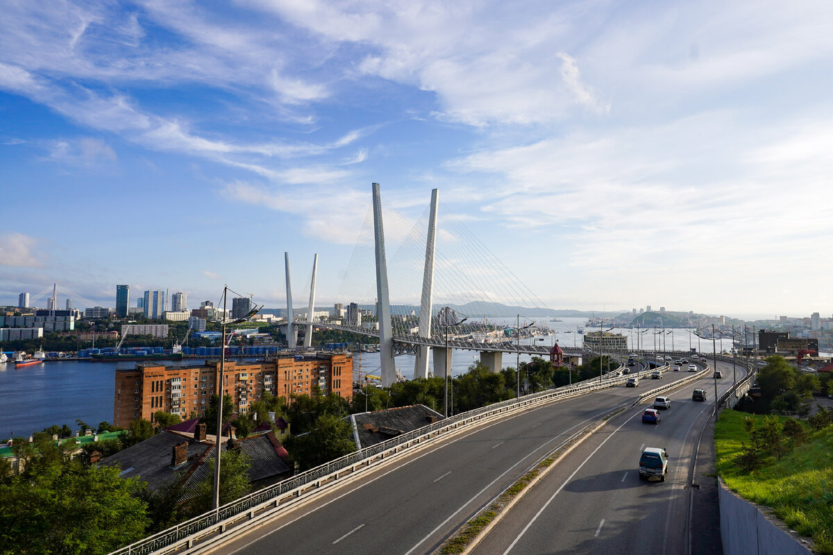 Красавцы мосты, конечно, круто преобразили внешний вид города, став одним из символов не только Владивостока, но и России. Мост, кроме основного значения - сооружение позволяющее перебраться с одного берега на другой, имеет и другие символические значения. Столь актуальные в атмосфере экономического форума. Мосты дружбы, мосты сотрудничества.
