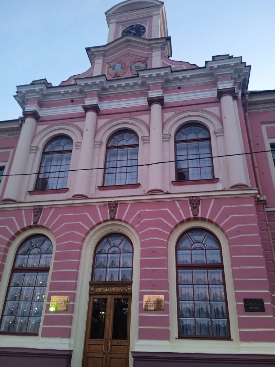 Здание академии 