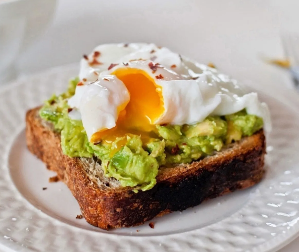 яйцо пашот с авокадо. сэндвич с авокадо и лососем яйцом пашот. тост с авокадо и пашот. яйцо пашот с авокадо. яйцо пашот с авокадо.
