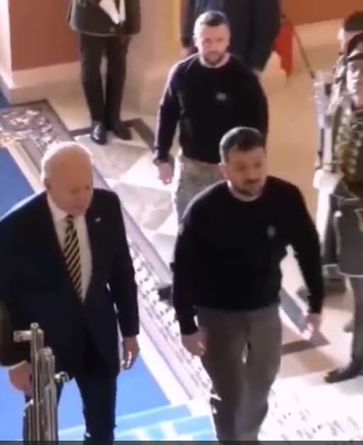 Неудобно получилось: Зеленский поднимался с Байденом, и тут сзади ...