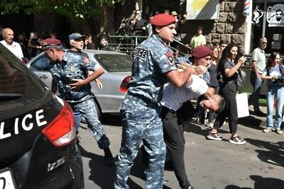    Сотрудники полиции задерживают участника протеста на фоне эскалации в Нагорном Карабахе на площади Республики в Ереване © РИА Новости