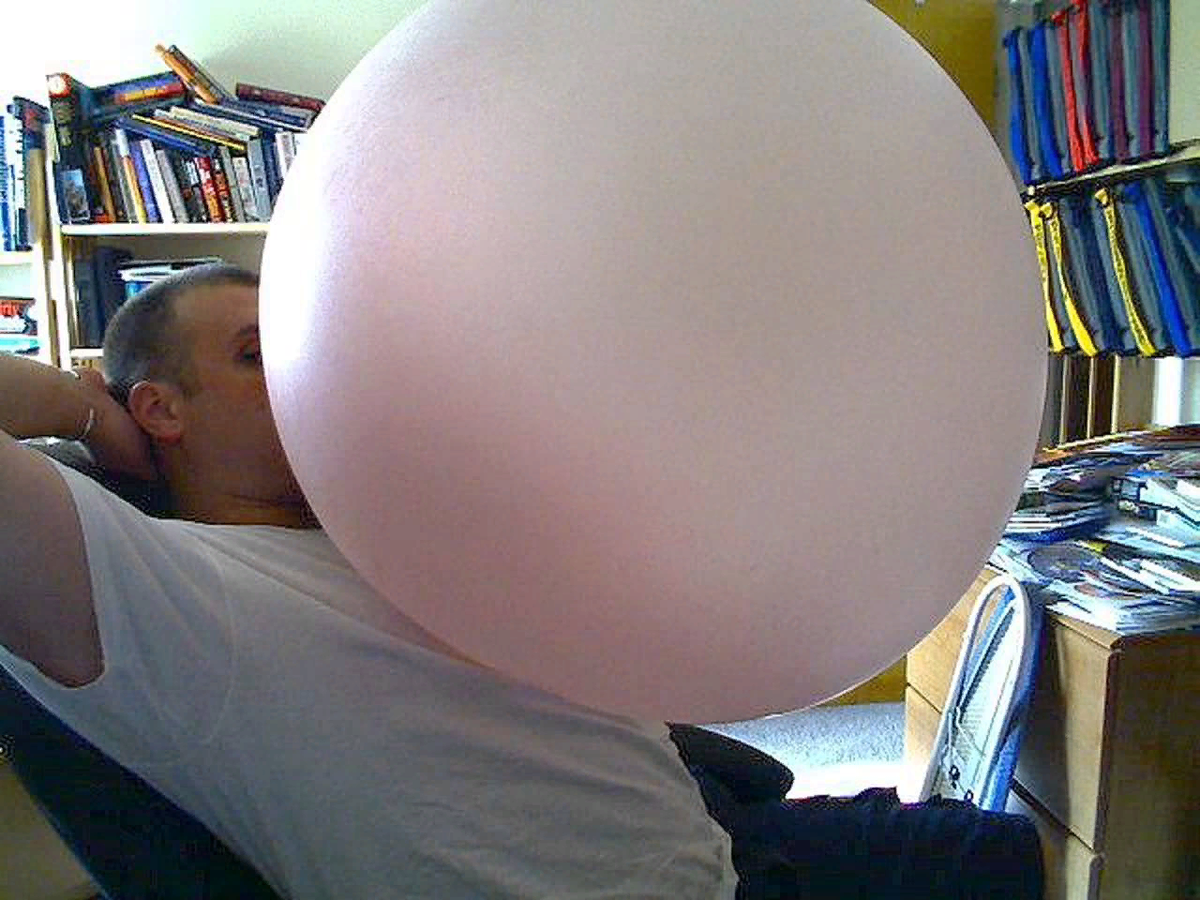 Жвачка рекорд. Огромный пузырь из жвачки. Самый большой шарик из жвачки. Надувание пузырей из жвачки. Надул большой шарик.