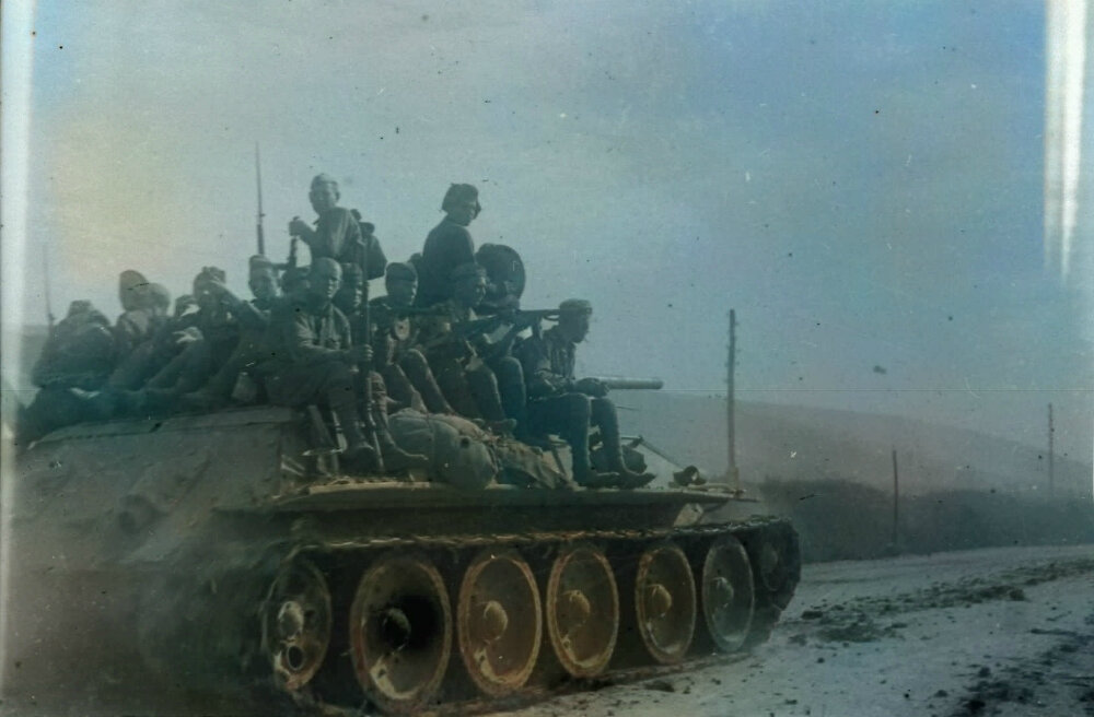Советский танк Т-34 с десантом движется по дороге во время наступления к Днепру. Степной фронт. Автор: Иван Нарциссов. 1943 г.