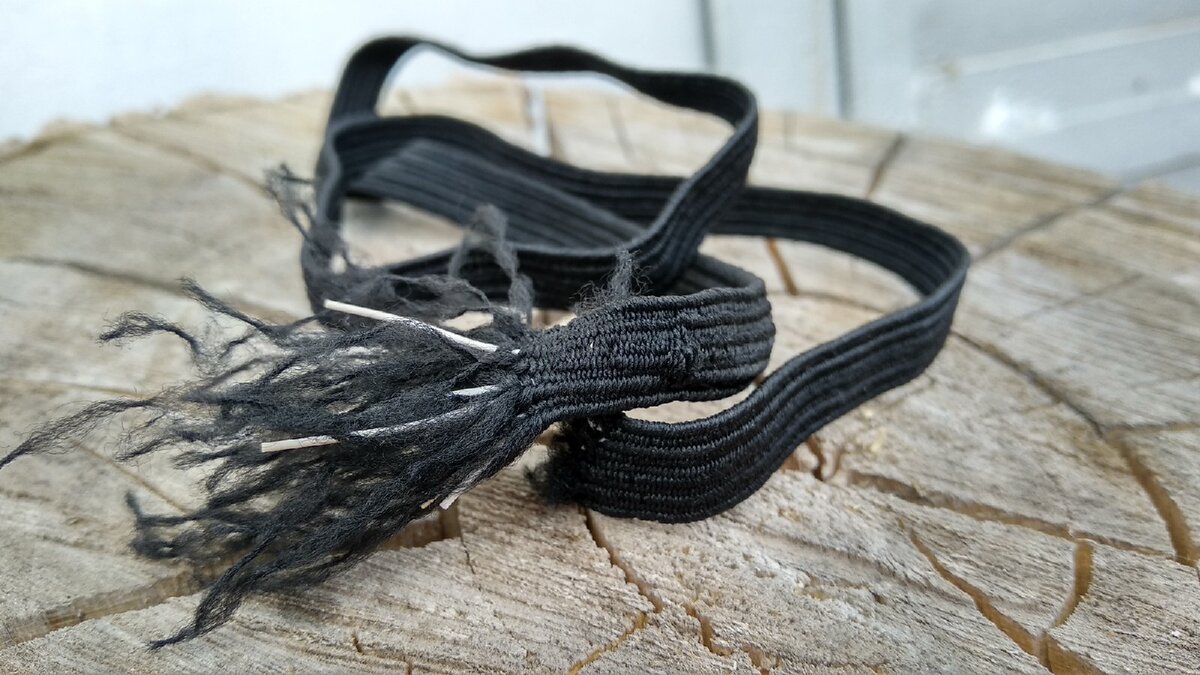 Резинка от семейных трусов.