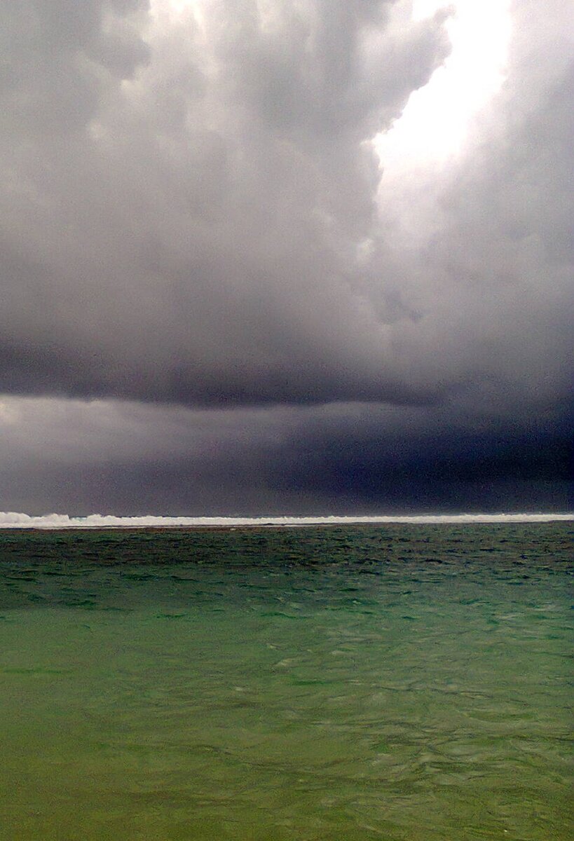 Тревожно. Приближается шторм. 