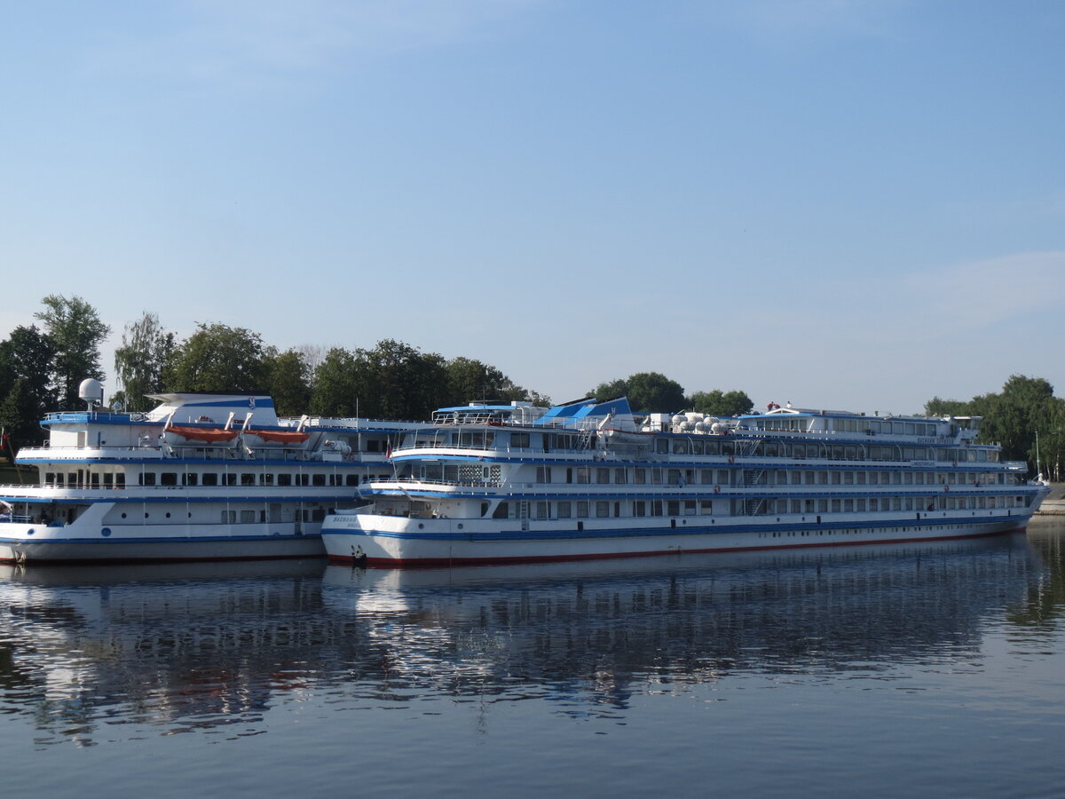 Теплоходы у причала Углича.