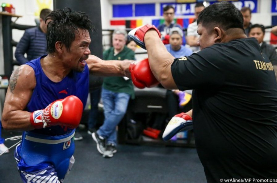 Мэнни Пакьяо (слева) и Бубой Фернандес