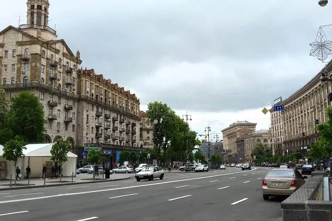 Крещатик. Фото подобраны с помощью сервиса Яндекс.Картинки и находятся в свободном доступе. 