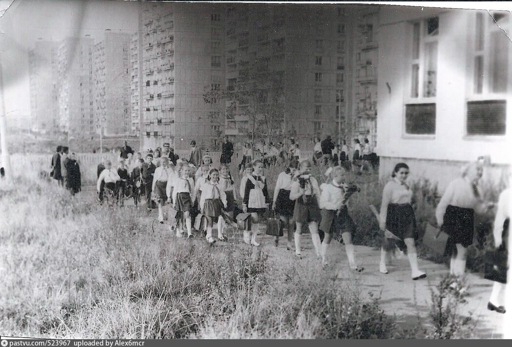 6-й микрорайон Коньково-Деревлево в 1971 году. В одном из домов на заднем плане жил Леонид Агутин. Фото: pastvu.com/p/523967, добалвено пользователем Alex6mcr
