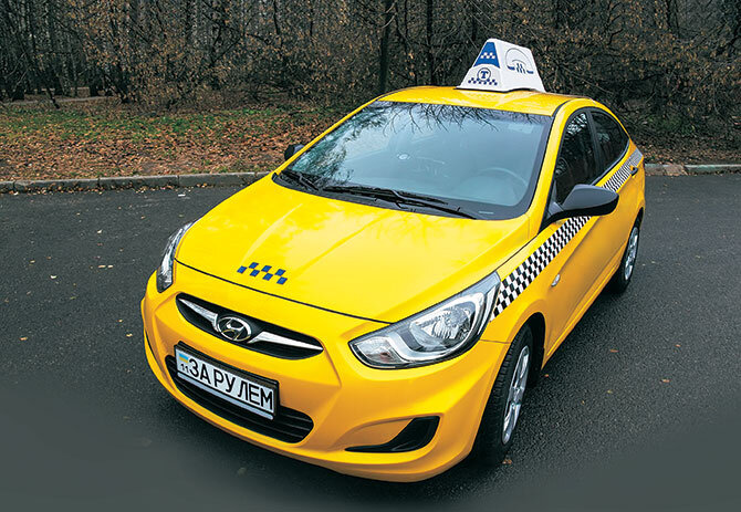 
С охлаждением двигателя и автоматической коробки проблем не возникало. Загрязнение радиаторов приводит только к снижению эффективности кондиционера. При этом радиаторы не снимают для промывки, а просто продувают на ближайшей мойке – компоновка моторного отсека это позволяет.
Рулевое управление и ходовая не вызывают нареканий. Передние ступичные подшипники выдерживают минимум 100 000 км. Стойки переднего стабилизатора заменили только на трех машинах после такого же пробега. Передних колодок хватает на 30 000–50 000 км, а задних – на 60 000–90 000 км.
Беды с электрикой возникали только после установки нештатного оборудования в сторонних компаниях – из-за плохой изоляции соединений.
Случаев оплавления и запотевания оптики не отмечено. Однажды у нашего редакционного Accent при съезде с бордюра отвалился передний подкрылок. В таксопарке, услышав об этом, удивились: местные сервисмены ни разу не сталкивались с чем-то подобным. Кстати, клиренс Accent – приличные 160 мм. Оценить качество лакокрасочного покрытия сложно – машины живут в таксопарке непродолжительное время, оклеены пленкой и оснащены брызговиками. Мастерá отметили лишь, что при восстановлении автомобилей после аварий не нашли каких-либо слабых мест кузова и скрытых очагов коррозии.