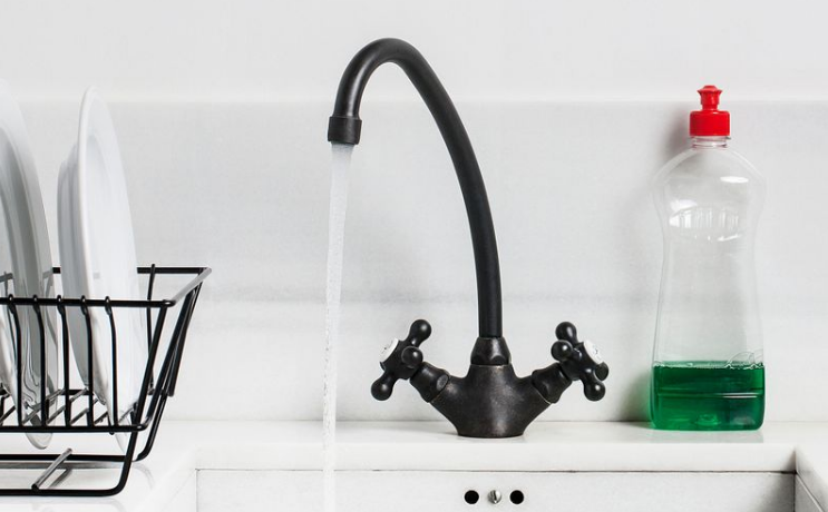 Прежде чем приступить к тщательной очистке, убедитесь, что ваша раковина пустая.