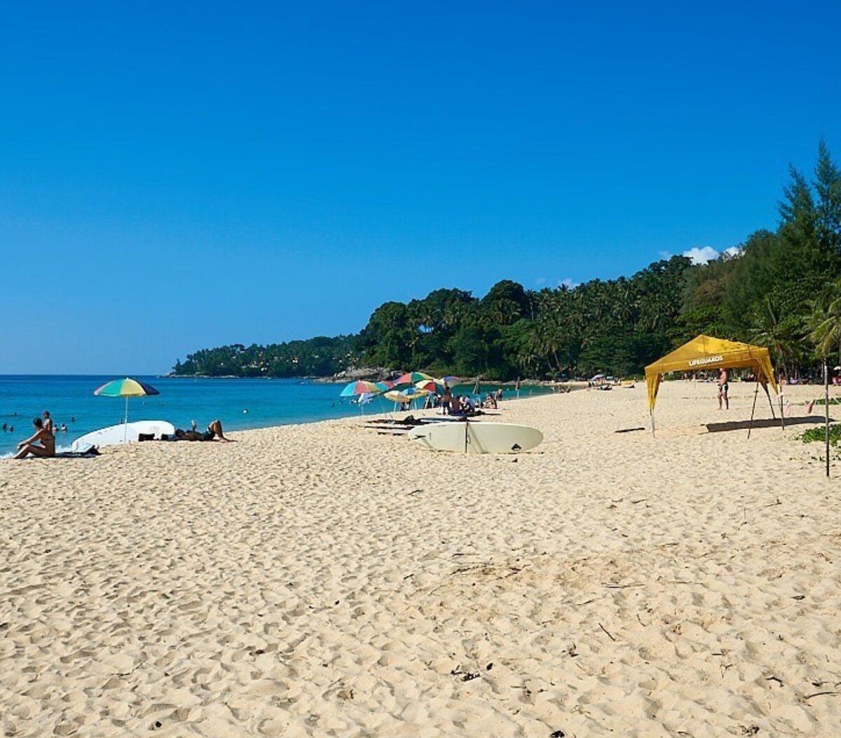 Сурин пхукет. Сурин Бич. Сурин Бич Пхукет. Пляж Сурин Пхукет. Surin Beach пляж.