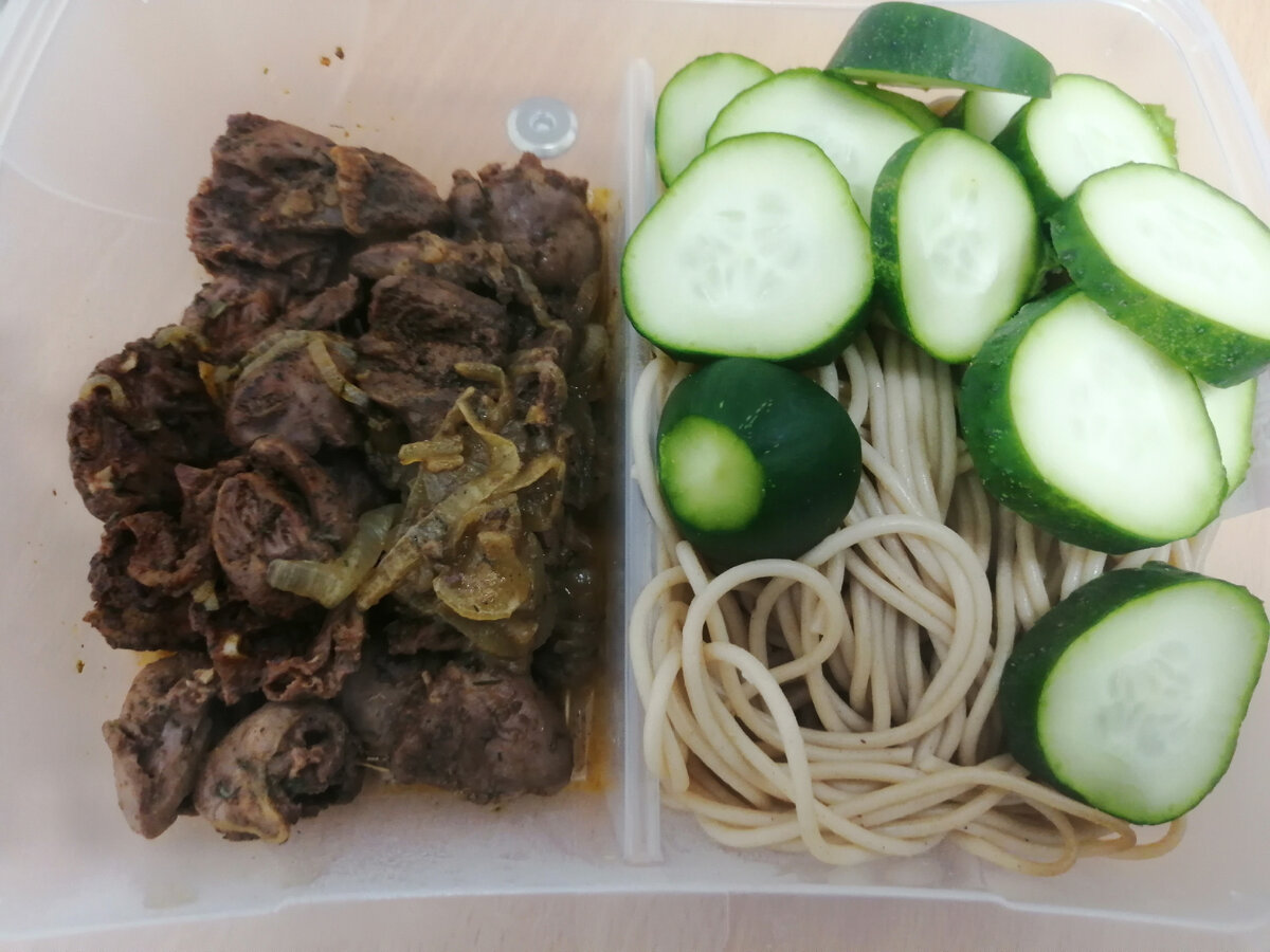 Кажется, что тазик еды. Нет. 200 г спагетти гречневых и 140г куриных сердечек. Сердечки обжарила, потом кинула лук и протомила под крышкой. Естественно жир весь с них срезала. Ну и половинка огурца. На 475 ккал