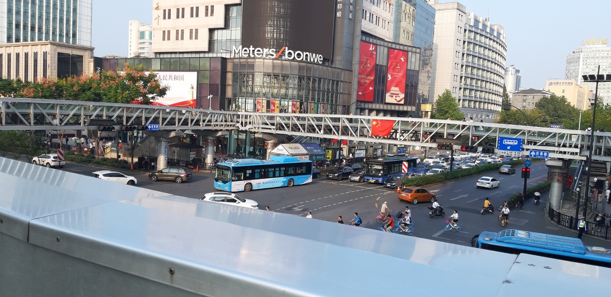 На надземные переходы можно подняться по эскалатору.