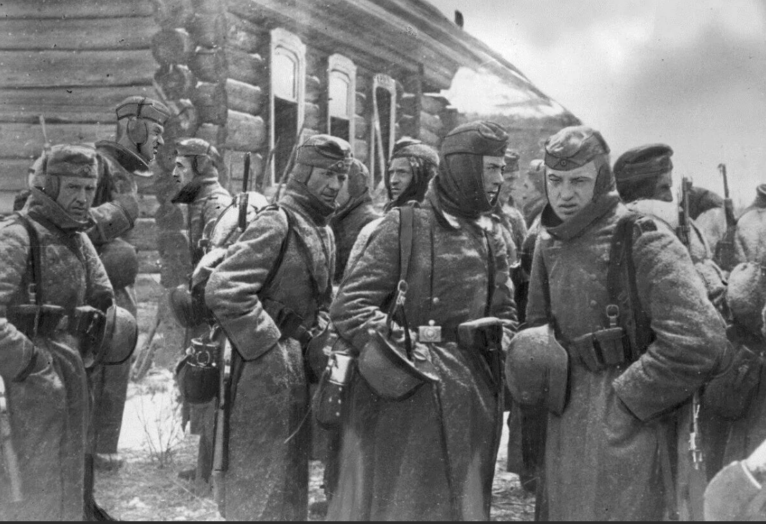 Ещё не пленные. Пилотки, подшлемники, наушники припорошенные снегом. Вот что бывает если недооценить логистику и противника.